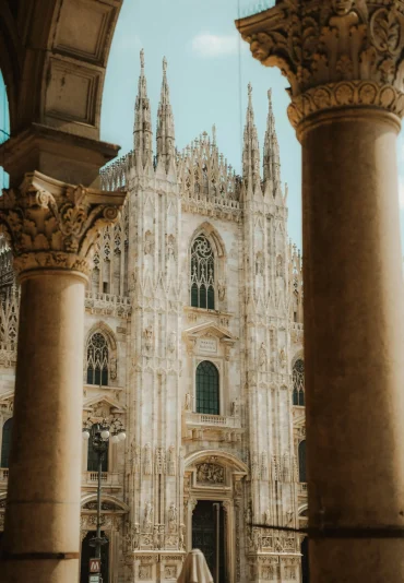 Fachada de la Catedral del Duomo de Milán, parada obligatoria en los itinerarios por el norte de Italia con Nuviatrip