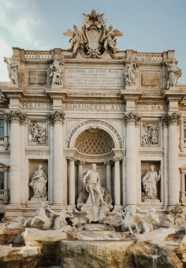 Fachada principal de la Fontana di Trevi en Roma, parada obligatoria en los itinerarios curados por Nuviatrip.