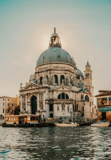 Vista de la Basílica de Santa Maria della Salute en el Gran Canal de Venecia